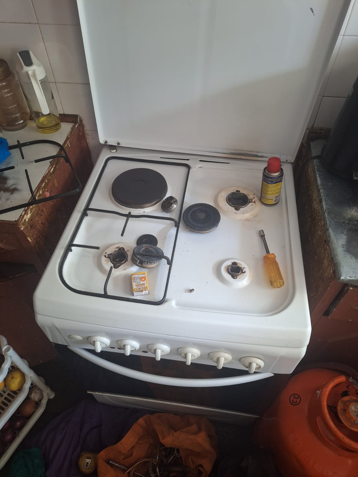 Gas cooker disassembled for burner and jet cleaning